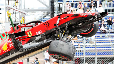 Charles Leclercs Ferrari lyfts upp.