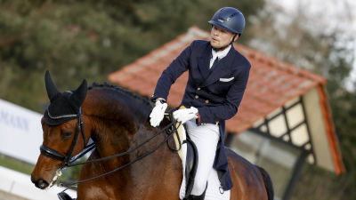 Henri Ruoste rider på en häst.