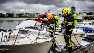 Båtbrand vid färjstranden i Hirvensalo. På bilden släcker räddningsverket branden
