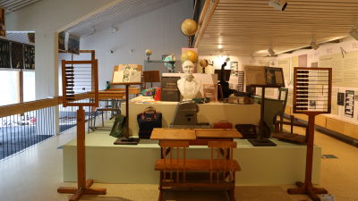 Interiör från utställning på museum.