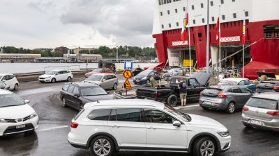 autoja Katajanokan terminaalissa