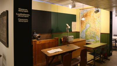Interiör från utställning på museum.