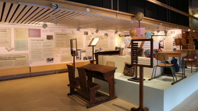 Interiör från utställning på museum.
