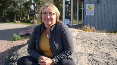 Niina Liski-Tirkkonen sitter på en klippa i Örö stranden