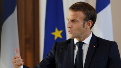 Frankrikes president Emmanuel Macron gestikulerar på en presskonferens i Riga.