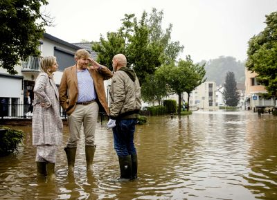 Kung Willem-Alexander och drottning Maxima besöker katastrofområdet i nederländska Valkenburg aan de Geul.