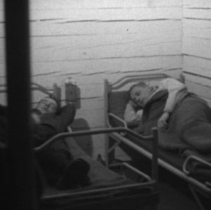 Mihet nukkuvat savottamajassa 1964.
