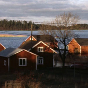 Mökkejä ja venevajoja saaristossa