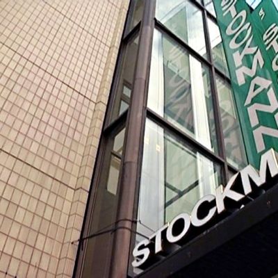 Stockmann-tavaratalon kyltti ja viirejä.