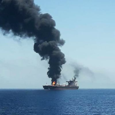 Norjalaisen varustamon tankkeri Front Altair palaa Omaninlahdella.