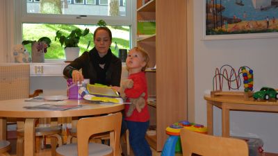 Nina och Eliel Leppäharju på barnpolin på VNS.
