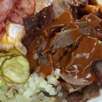 Kebab-lihaa ruoka-annoksessa.