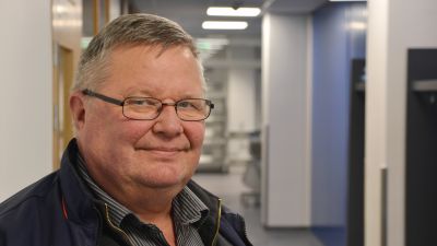 Ove Blomqvist bekantar sig med Borgå centralkök