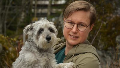 Kvinna med hund i famnen