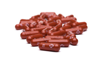 Mercks Molnupiravir-piller. De är röda.