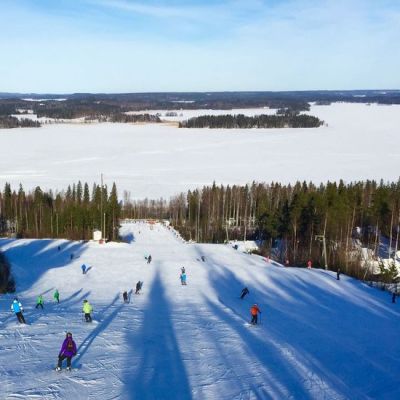 Laskettelijoita Messilässä.
