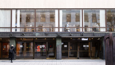 Porthania-byggnaden med glasfasad på Helsingfors universitets centrumkampus.