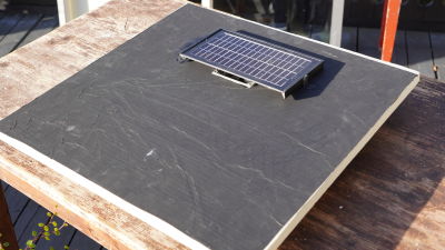 En isoleringsskiva som målats svart. På isoleringsskivan är en solcell monterad.