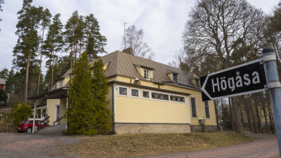 Ett större gult trähus uppe på en kulle, samlingslokal för en ungdomsförening.