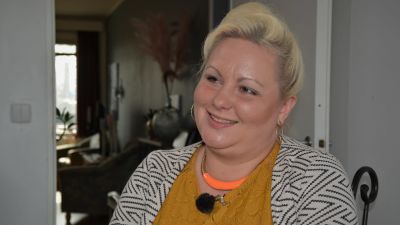 kvinna ler