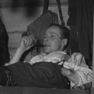 Metsuri polttaa piippua sängyllään vuonna 1964.