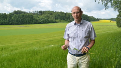 Jordbrukaren Bengt Nyman står i en åker.
