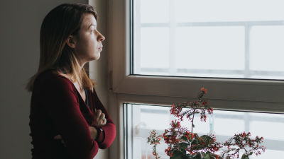 Kvinna i profil framför fönster