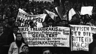 En demonstration som kräver att den grekiska militärjuntan friger Mikis Theodorakis i München 1967.