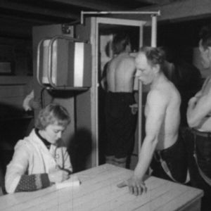 Miehet jonottavat terveystarkastuksessa vuonna 1964.