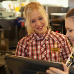 Kätlin Soome ja Janette Hirvelä töissä Ala-Tikkurilan McDonald'silla.