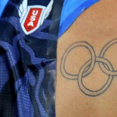 Olympiarenkaat tatuoituna yhdysvaltalaisurheilijan selkään.