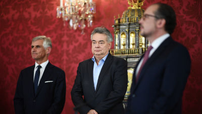 Till höger Alexander Schallenberg, i mitten Werner Kogler och till vänster Michael Linhart.