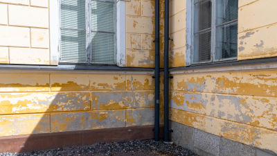 Flagnad målfärg på Borgå Gymnasiums fasad