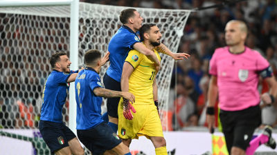 Gianluigi Donnarumma omfamnas av lagkamrater.