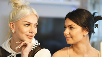 Höjdhopparen Jade Nyström och systern Erica ser på varandra och ler.