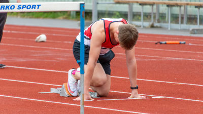 Elliot Schmidt håller på att starta för att löpa häck