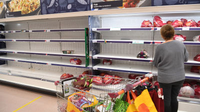 Det här är en arkivbild som visade tomma butikshyllor i London i december 2020 då franska covidrestriktioner avbröt långtradartrafiken mellan Frankrike och Storbritannien.