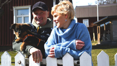 Henrik och Maria Jensen med familjens hund.