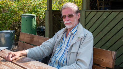 Robert Lökfors ser in i kameran