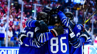 Finska spelare firar mål.