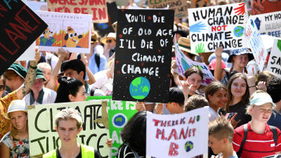 Massor av demonstranter med skyltar vid klimatstrejken i Sydney den 20 september 2019.