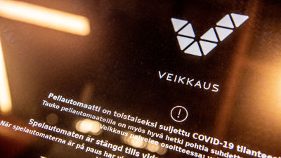 Rahapeliautomaatin näytöllä kerrotaan pelin olevan suljettu koronan takia.