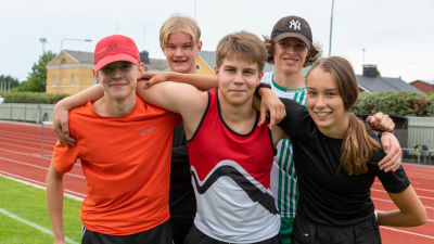 Victor Lindroos, Ida Finell, Elliot Schmidt, Linus Henriksson och Thomas Isaksson ler mot kameran.