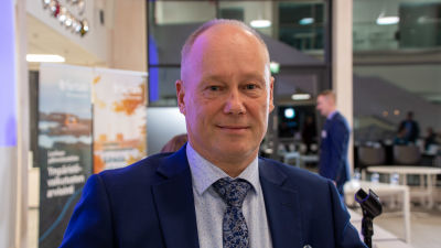 Thomas Buddas på informationstillfället i Lovisavikens skola.