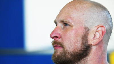 Robert Helenius med Finlands flagga i bakgrunden.