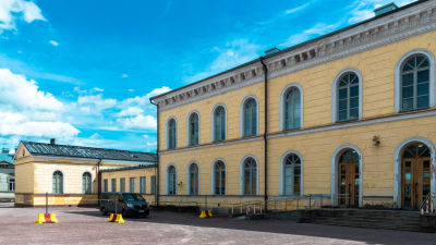 En bild av Borgå gymnasiums fasad