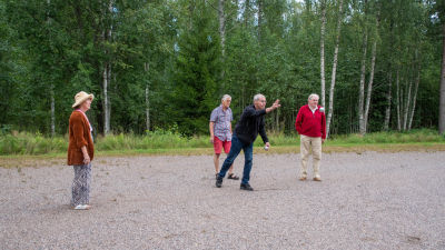 Göran Lindroos kastar petanque kulan