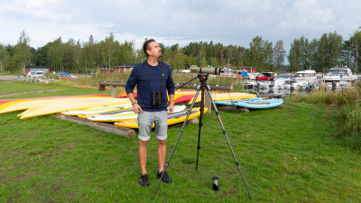 En man som spanar på fåglar.