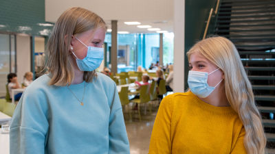 Clara Henriksson och Emma Nickström i Vårberga skolas matsal.