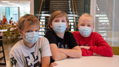 Rasmus Pitkänen, Verner Nyman och Odin Borgman i Vårberga skolas matsal.
